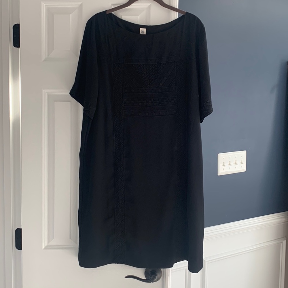 Gap embroidered black lined shift dress NWT
